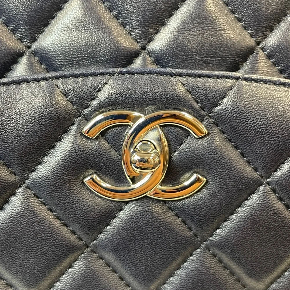 CHANEL shoulder bag